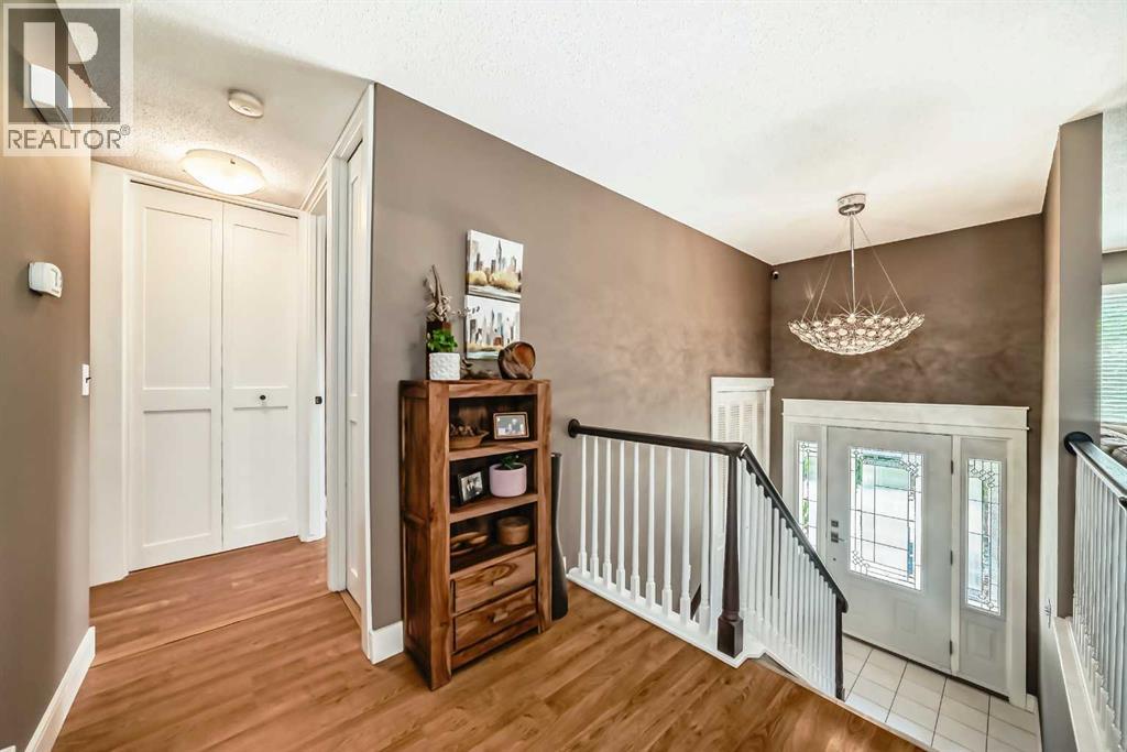 Photo 2 of 124 Oakcliffe Place Sw, Calgary AB
