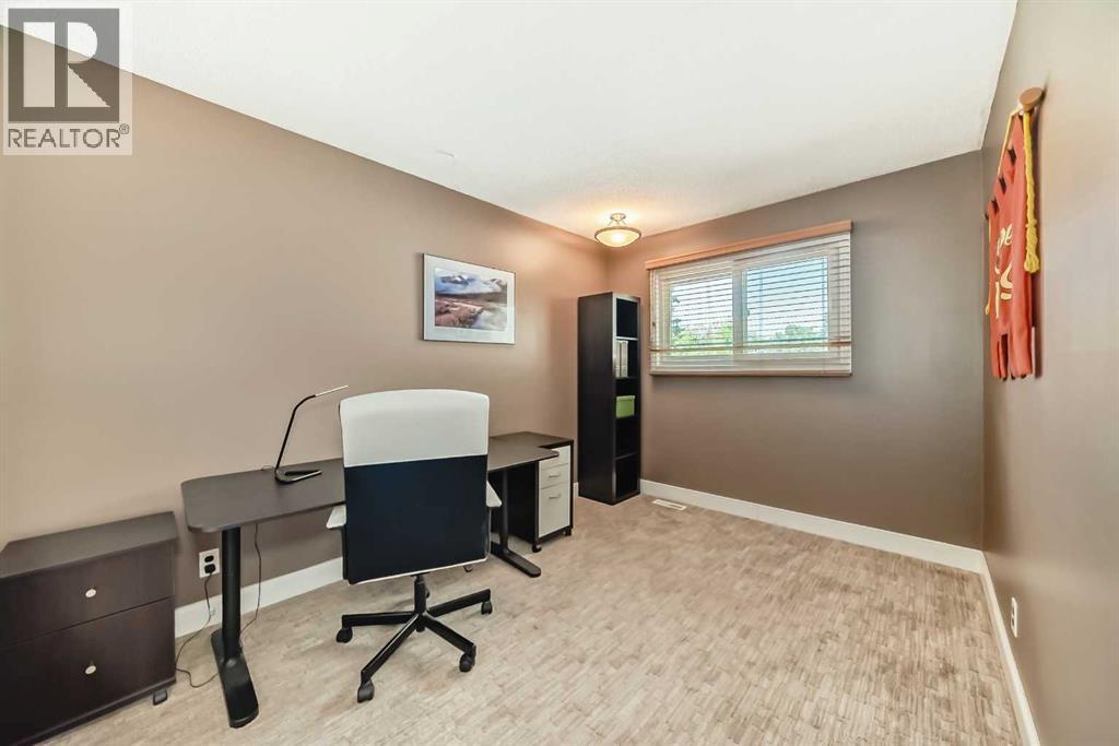 Photo 19 of 124 Oakcliffe Place Sw, Calgary AB
