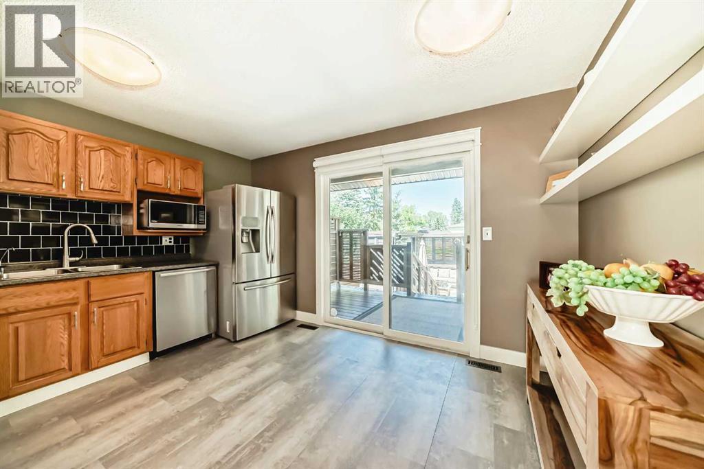 Photo 5 of 124 Oakcliffe Place Sw, Calgary AB