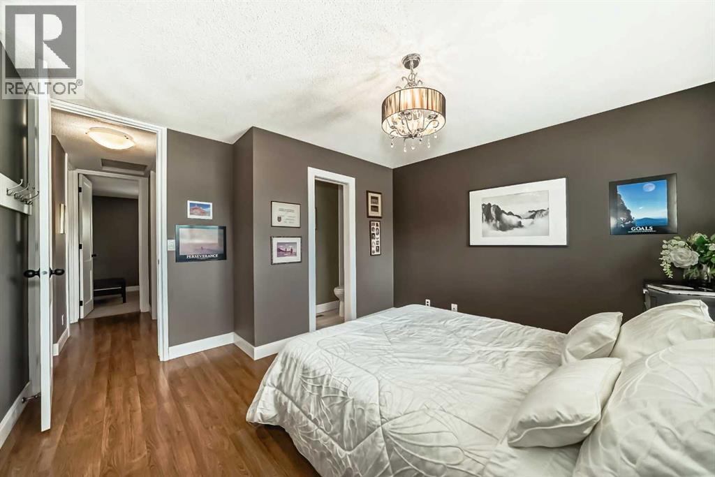 Photo 16 of 124 Oakcliffe Place Sw, Calgary AB