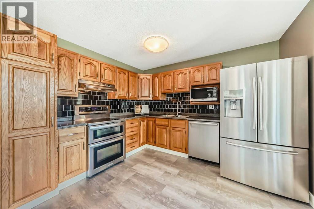 Photo 3 of 124 Oakcliffe Place Sw, Calgary AB