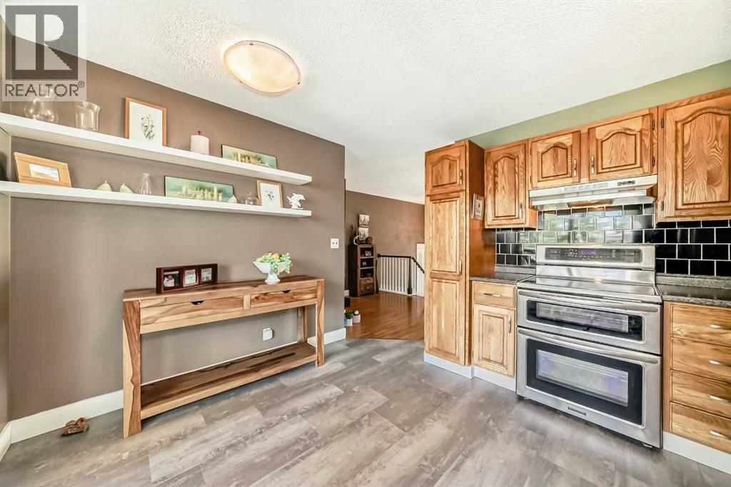 Photo 7 of 124 Oakcliffe Place Sw, Calgary AB
