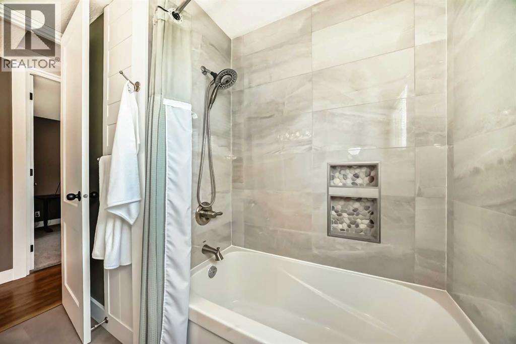 Photo 22 of 124 Oakcliffe Place Sw, Calgary AB