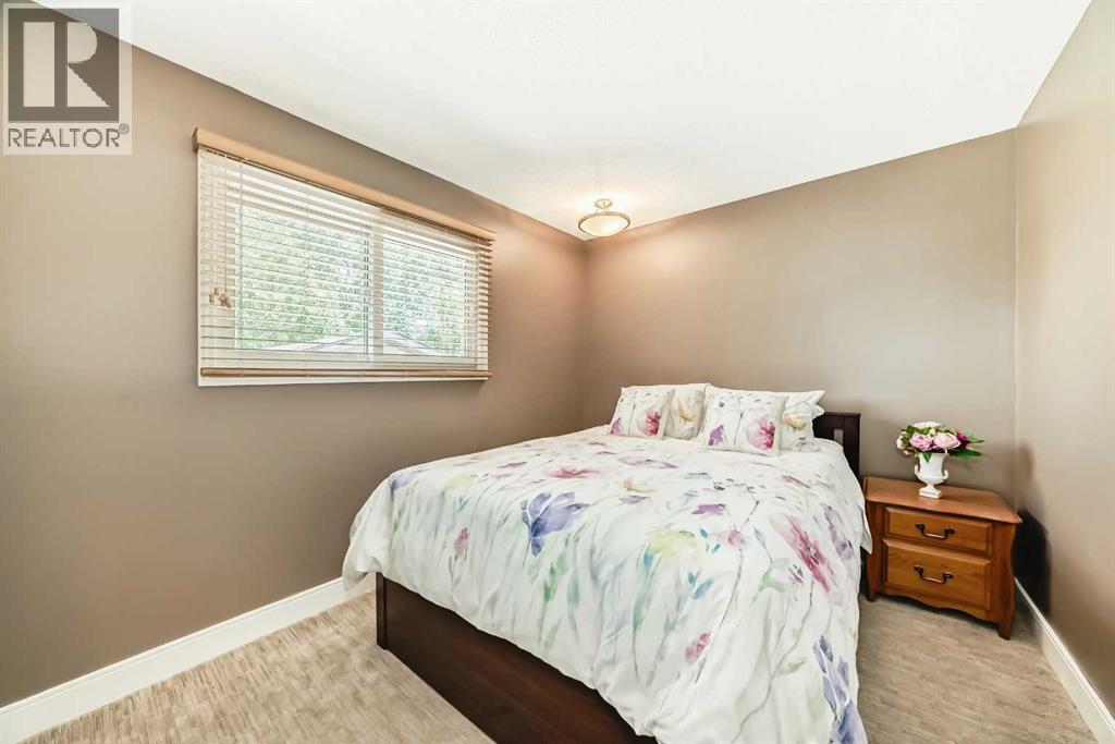 Photo 18 of 124 Oakcliffe Place Sw, Calgary AB