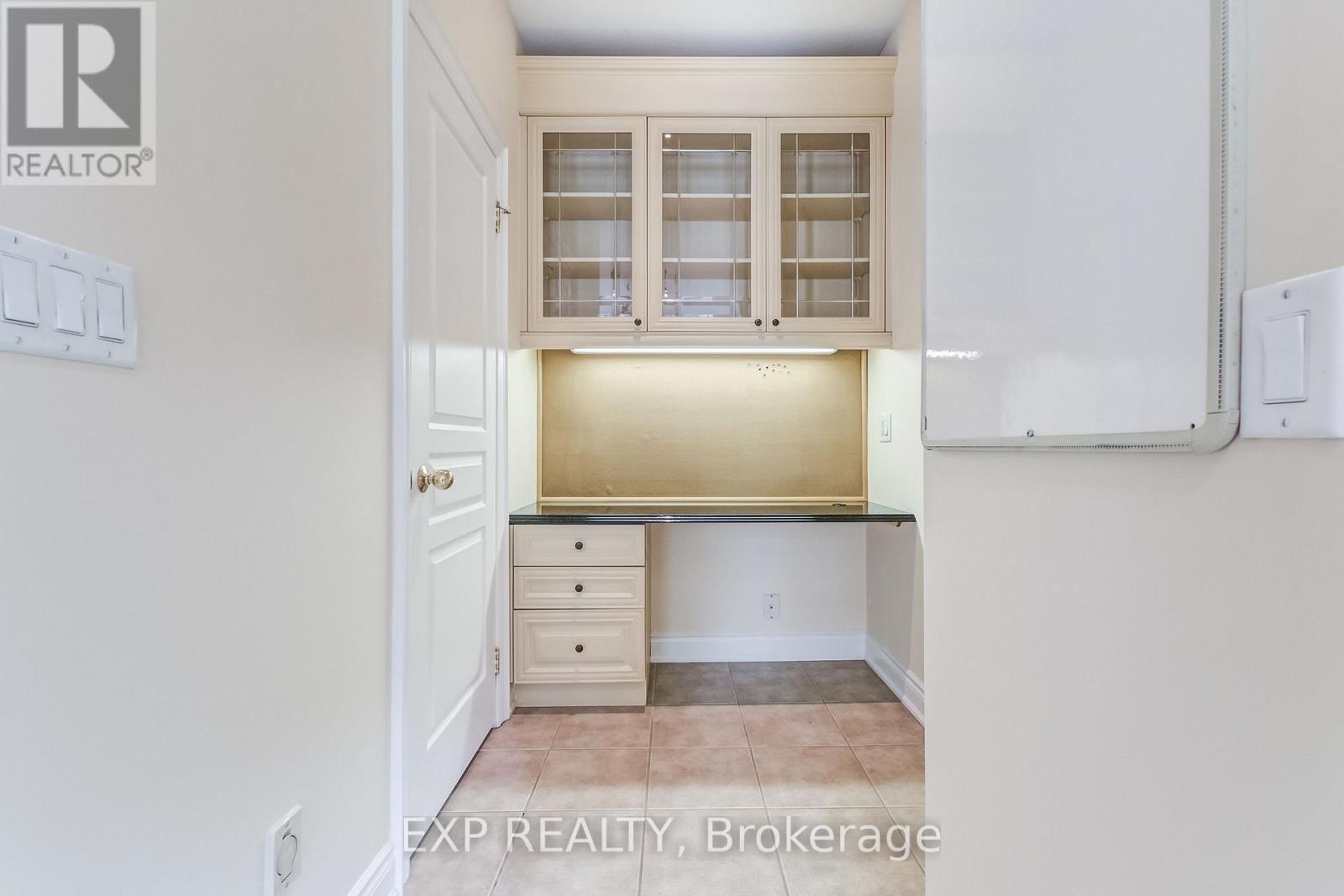 Photo 10 of 806 Hidden Grove Lane, Mississauga ON