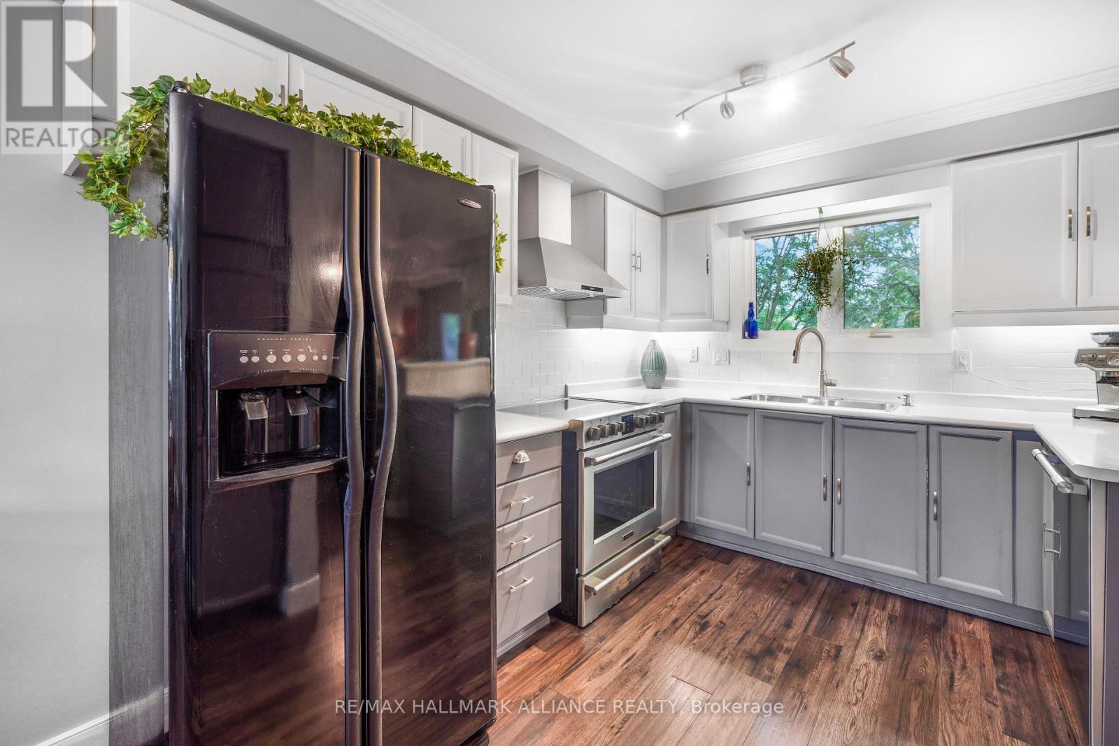 Photo 5 of 25 6859 Edenwood Drive, Mississauga ON
