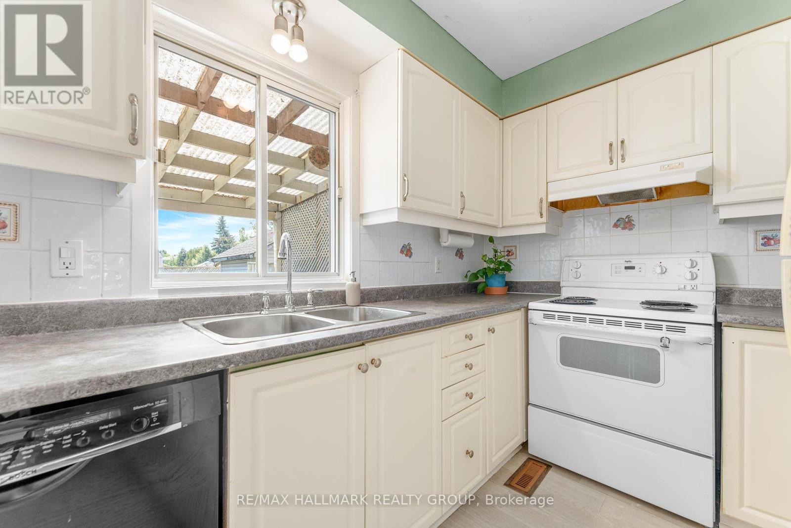 Photo 19 of 41 Sovereign Avenue, Ottawa ON