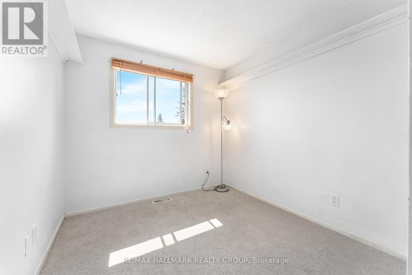 Photo 33 of 41 Sovereign Avenue, Ottawa ON