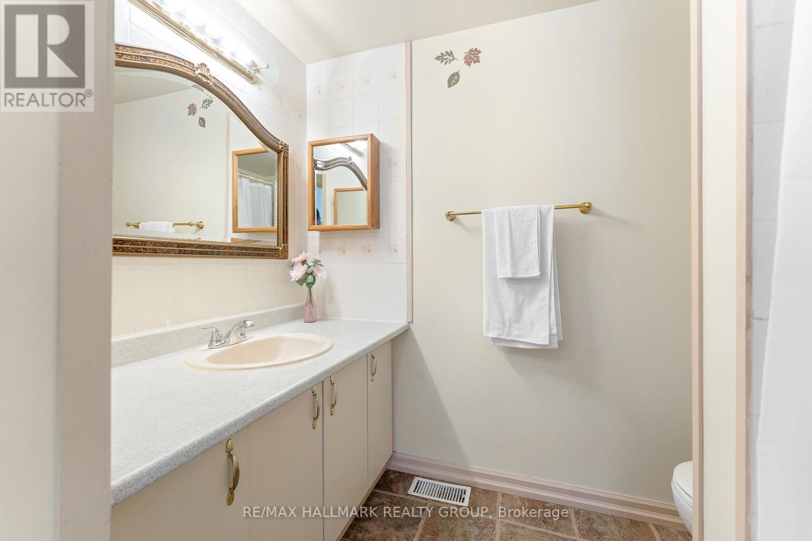 Photo 35 of 41 Sovereign Avenue, Ottawa ON