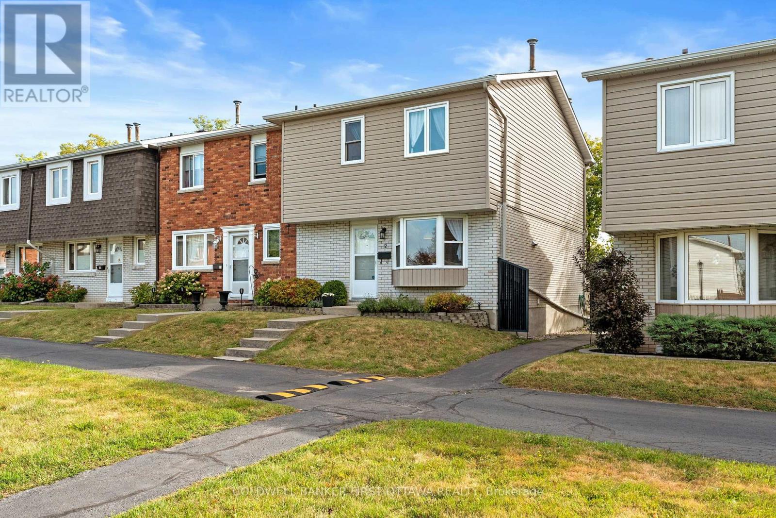 3 bed 2.5 bath located just off St. Laurent Ave!