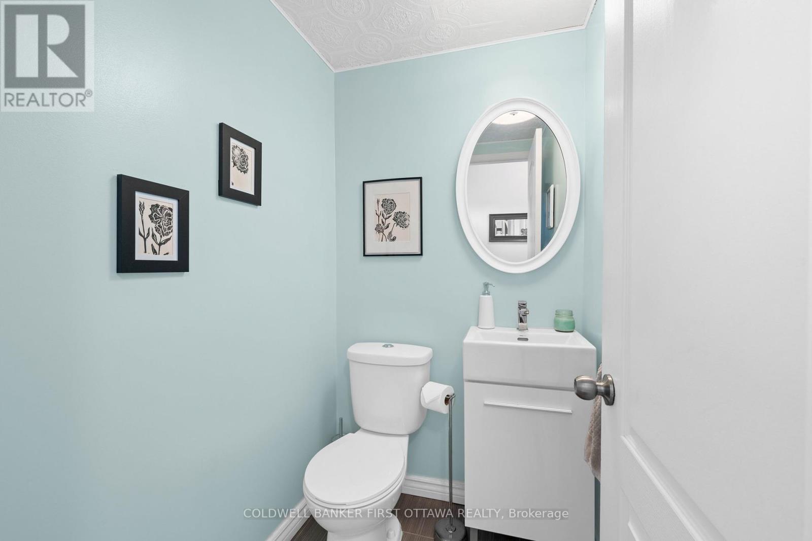 2 pc main level powder room.