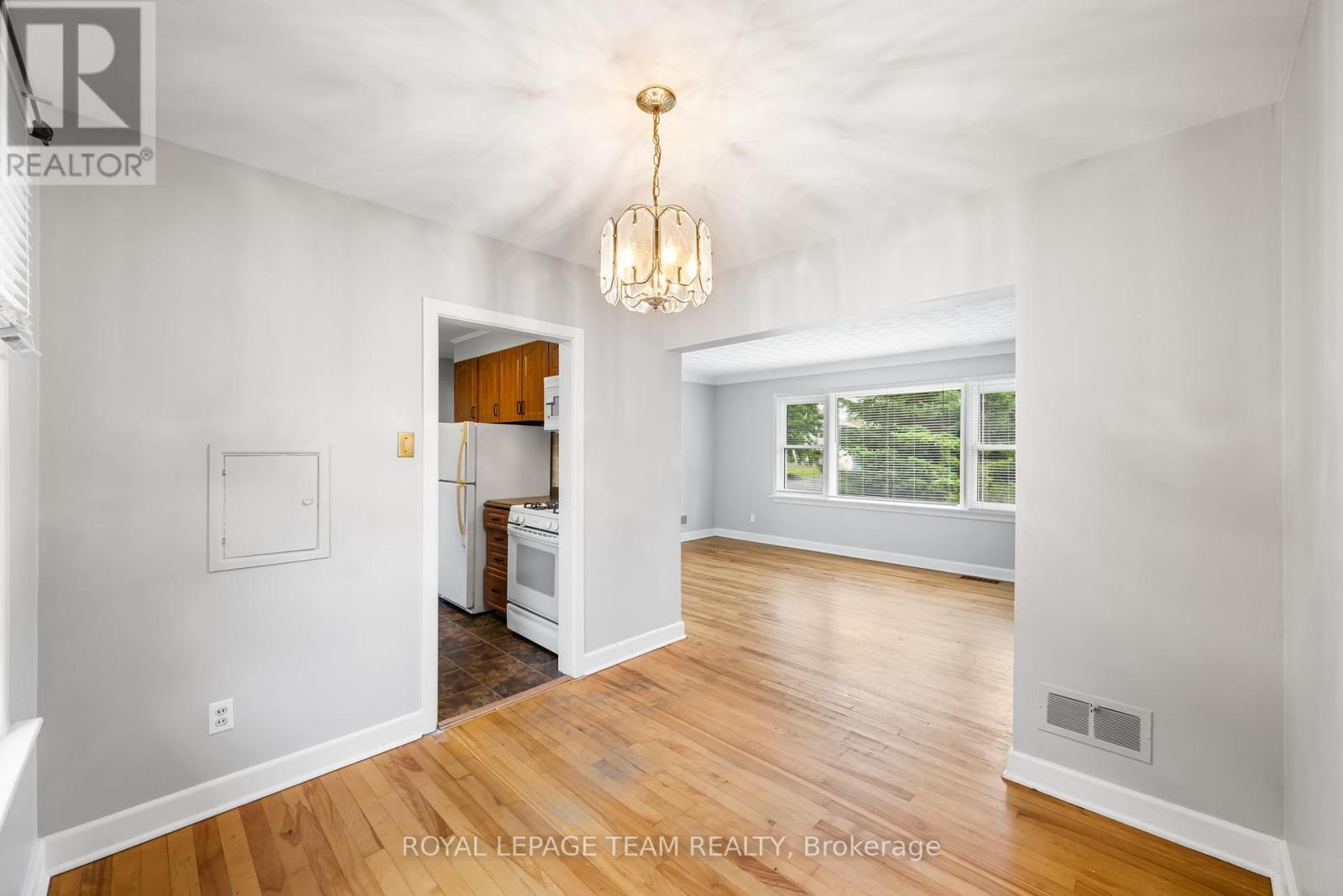 Photo 13 of 31 Savuto Way Street, Ottawa ON