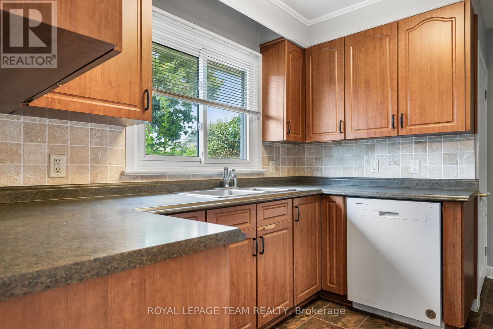 Photo 16 of 31 Savuto Way Street, Ottawa ON