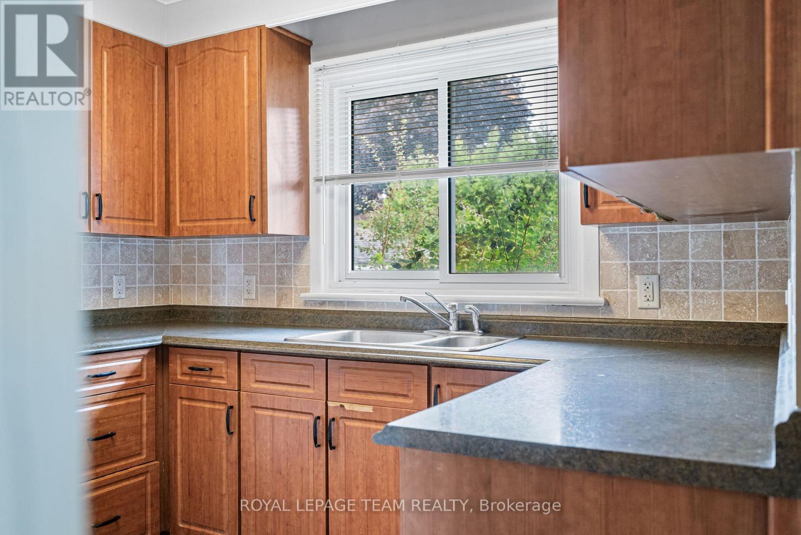Photo 18 of 31 Savuto Way Street, Ottawa ON