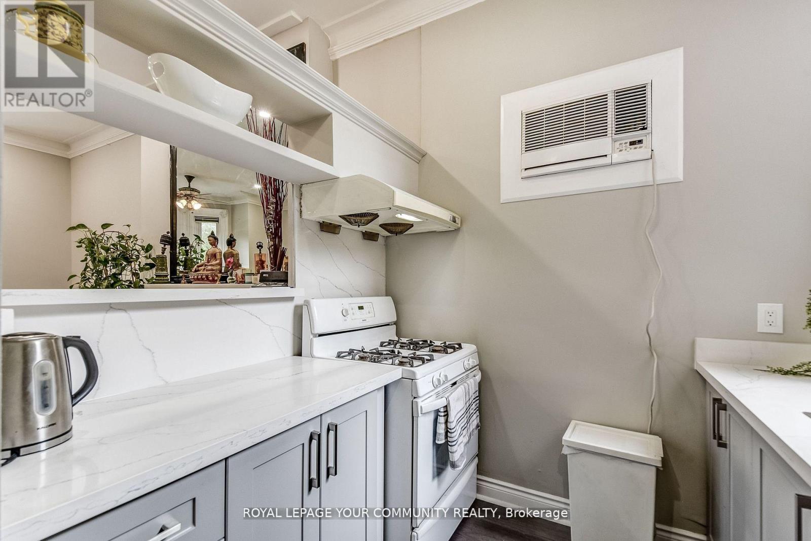 Photo 8 of 312 Seaton Street, Toronto ON
