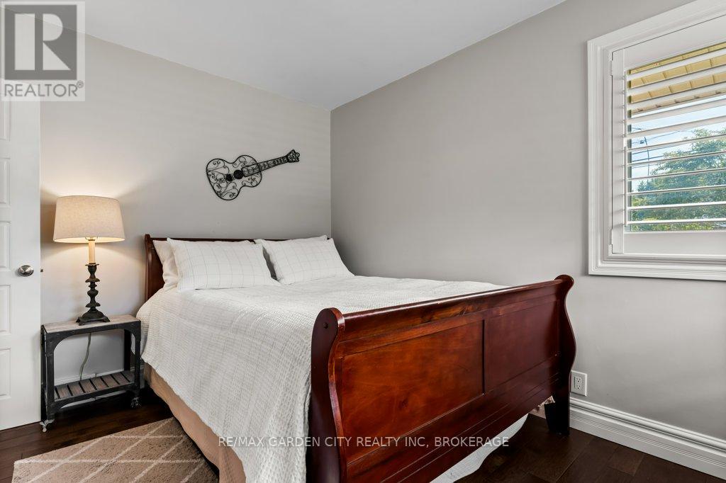 Photo 11 of 2 Lynnwood Avenue, Grimsby ON