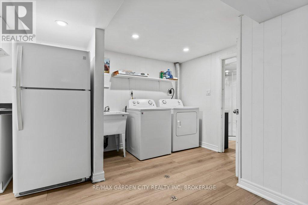 Photo 13 of 2 Lynnwood Avenue, Grimsby ON