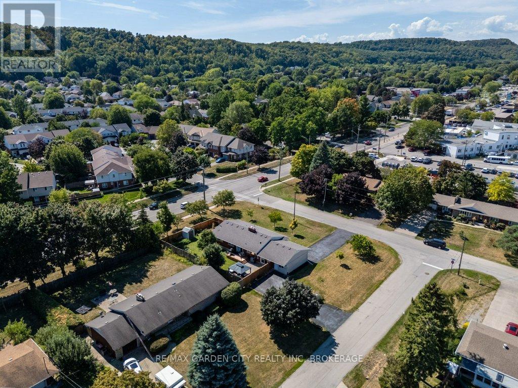 Photo 20 of 2 Lynnwood Avenue, Grimsby ON