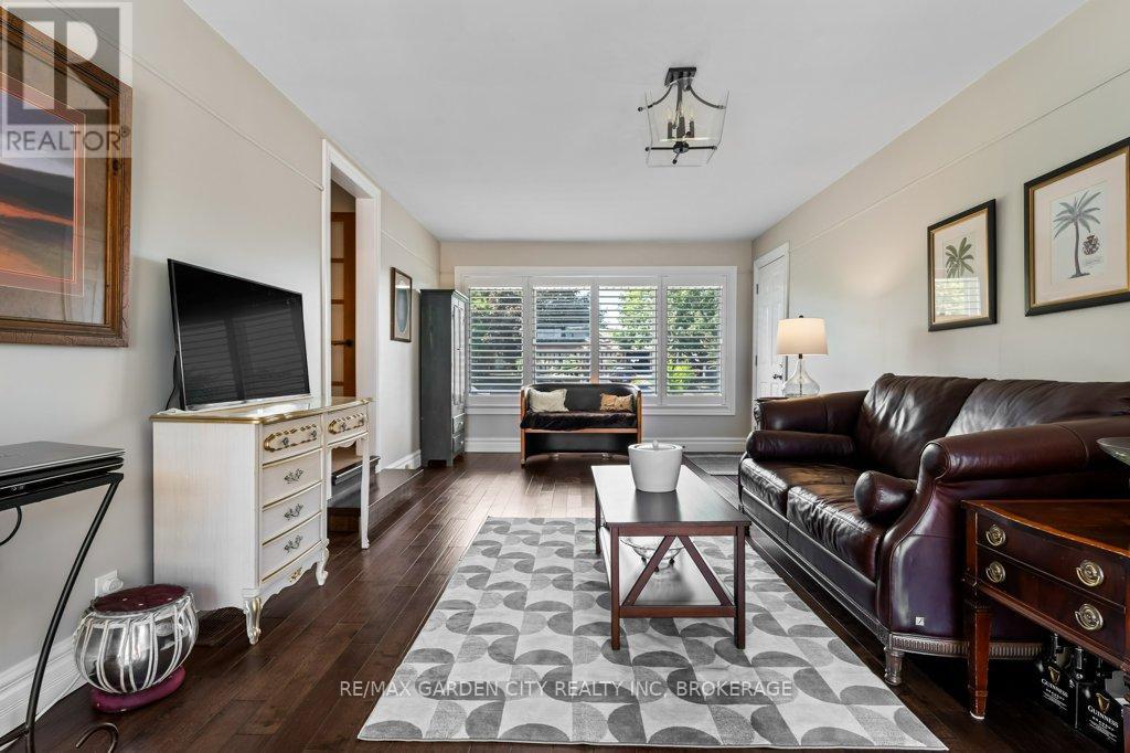 Photo 7 of 2 Lynnwood Avenue, Grimsby ON