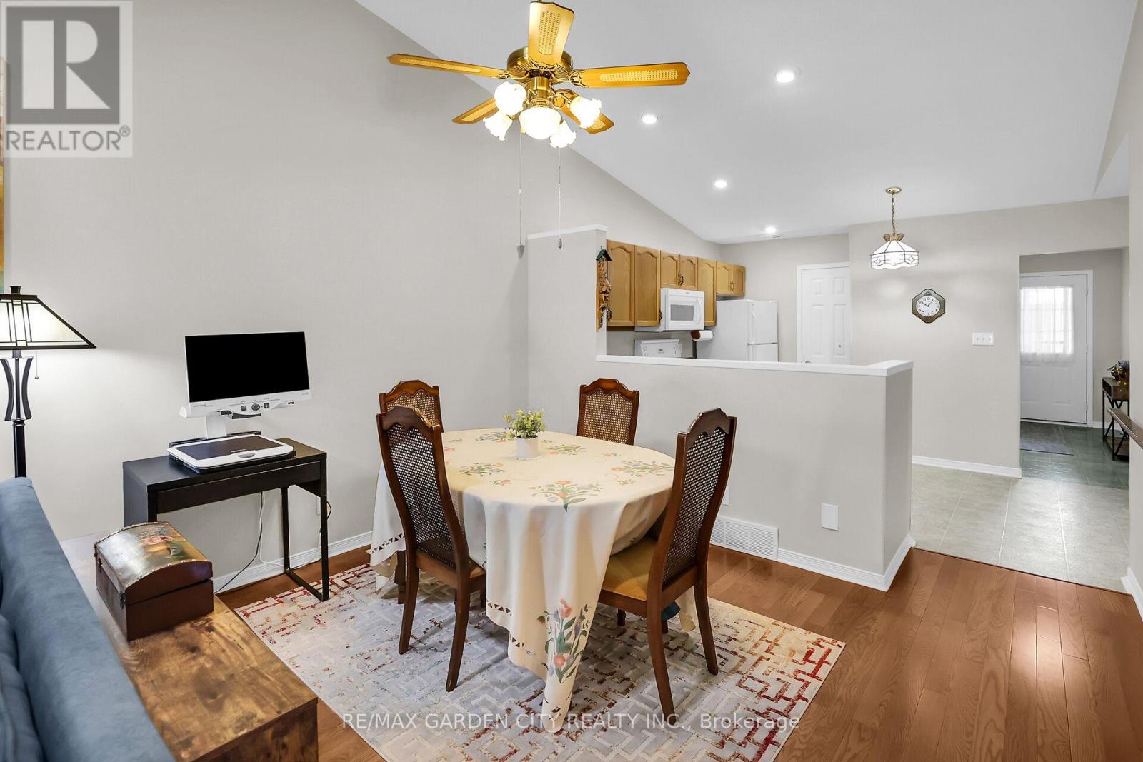 Photo 10 of 27 303 Central Avenue, Grimsby ON