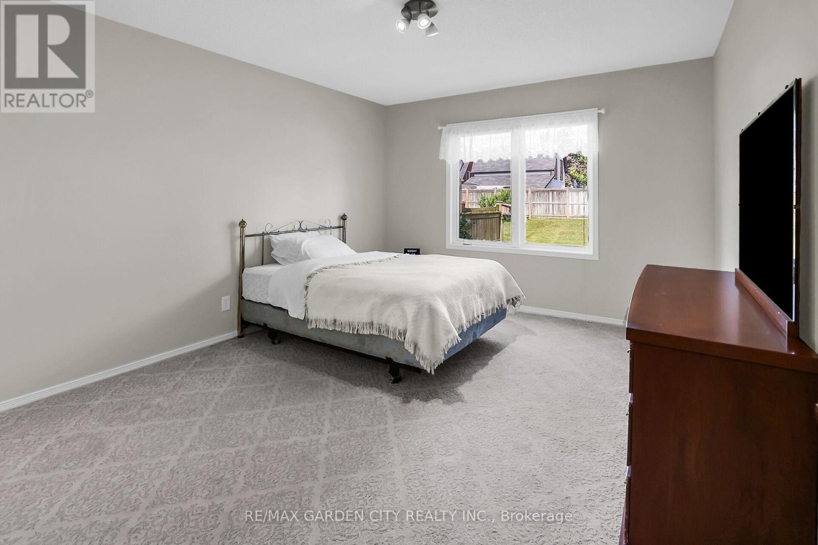 Photo 14 of 27 303 Central Avenue, Grimsby ON