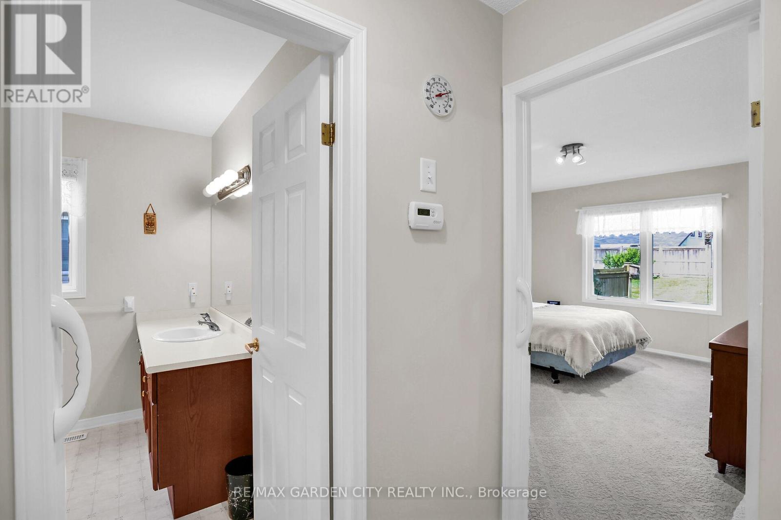 Photo 16 of 27 303 Central Avenue, Grimsby ON