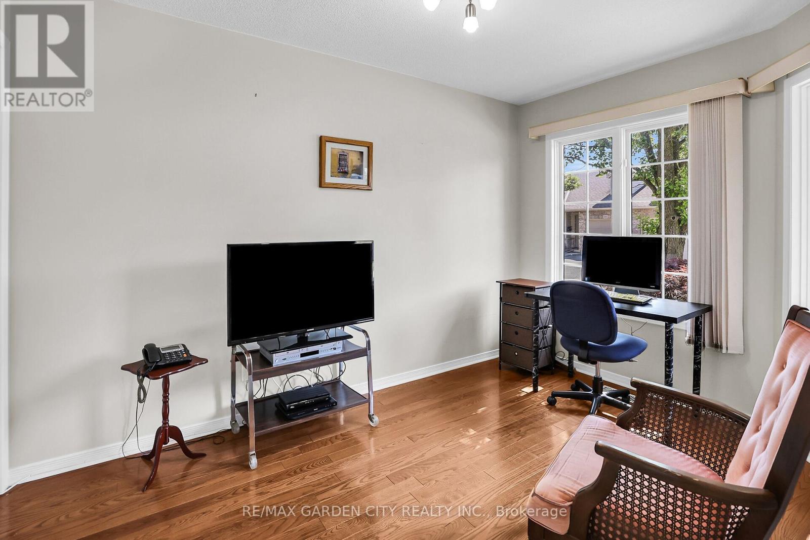 Photo 18 of 27 303 Central Avenue, Grimsby ON
