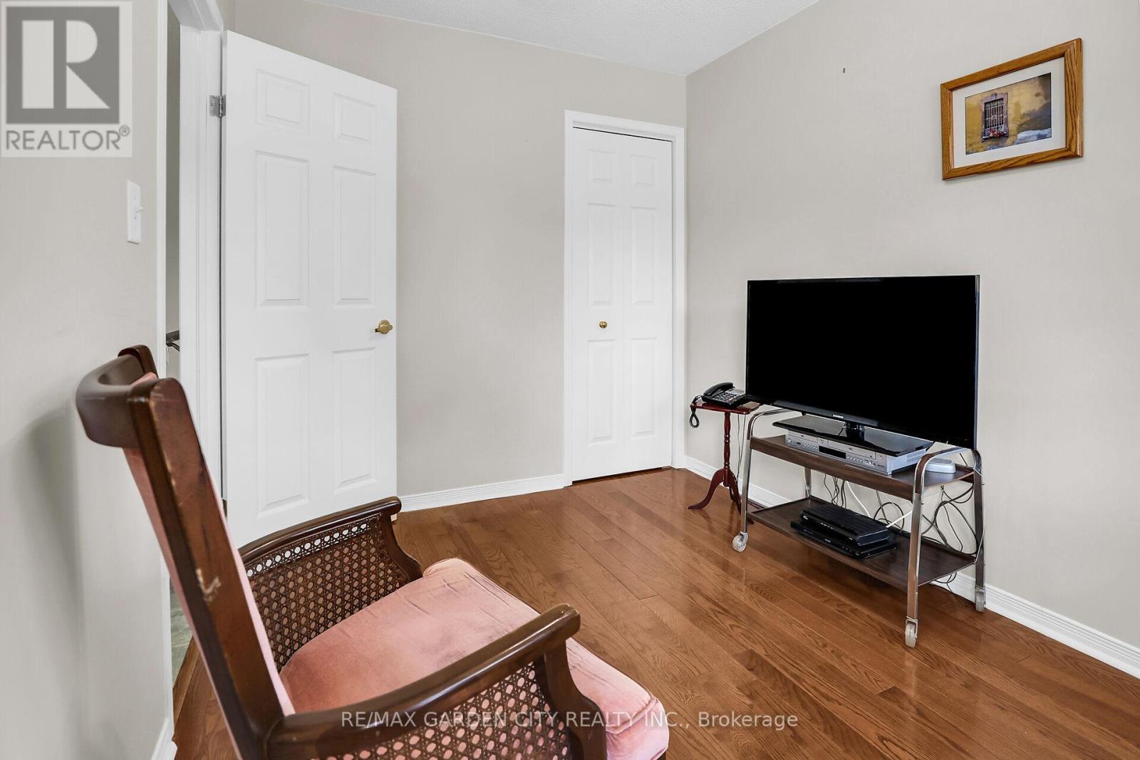 Photo 19 of 27 303 Central Avenue, Grimsby ON