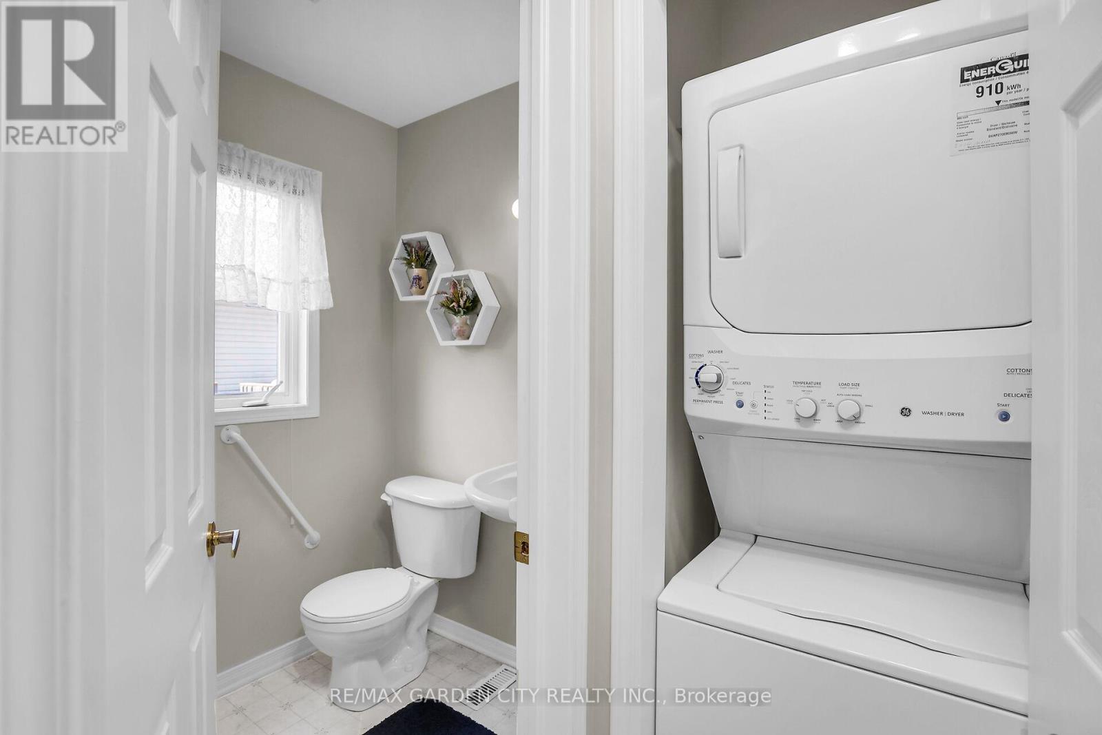 Photo 20 of 27 303 Central Avenue, Grimsby ON