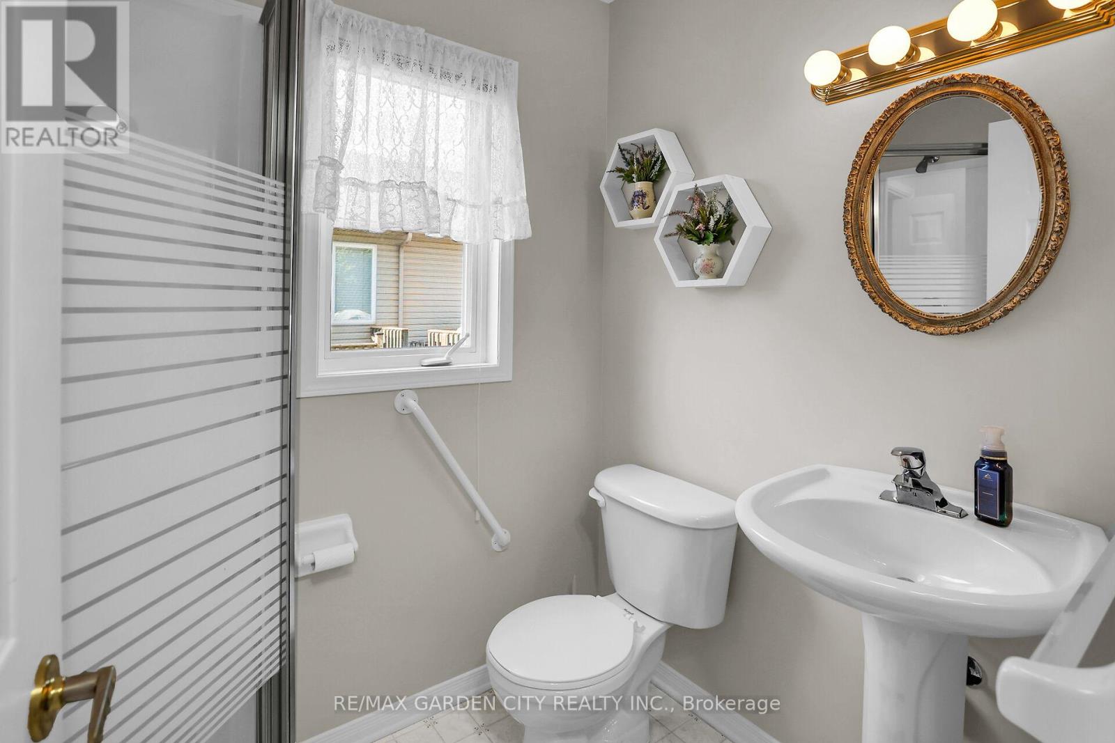 Photo 21 of 27 303 Central Avenue, Grimsby ON
