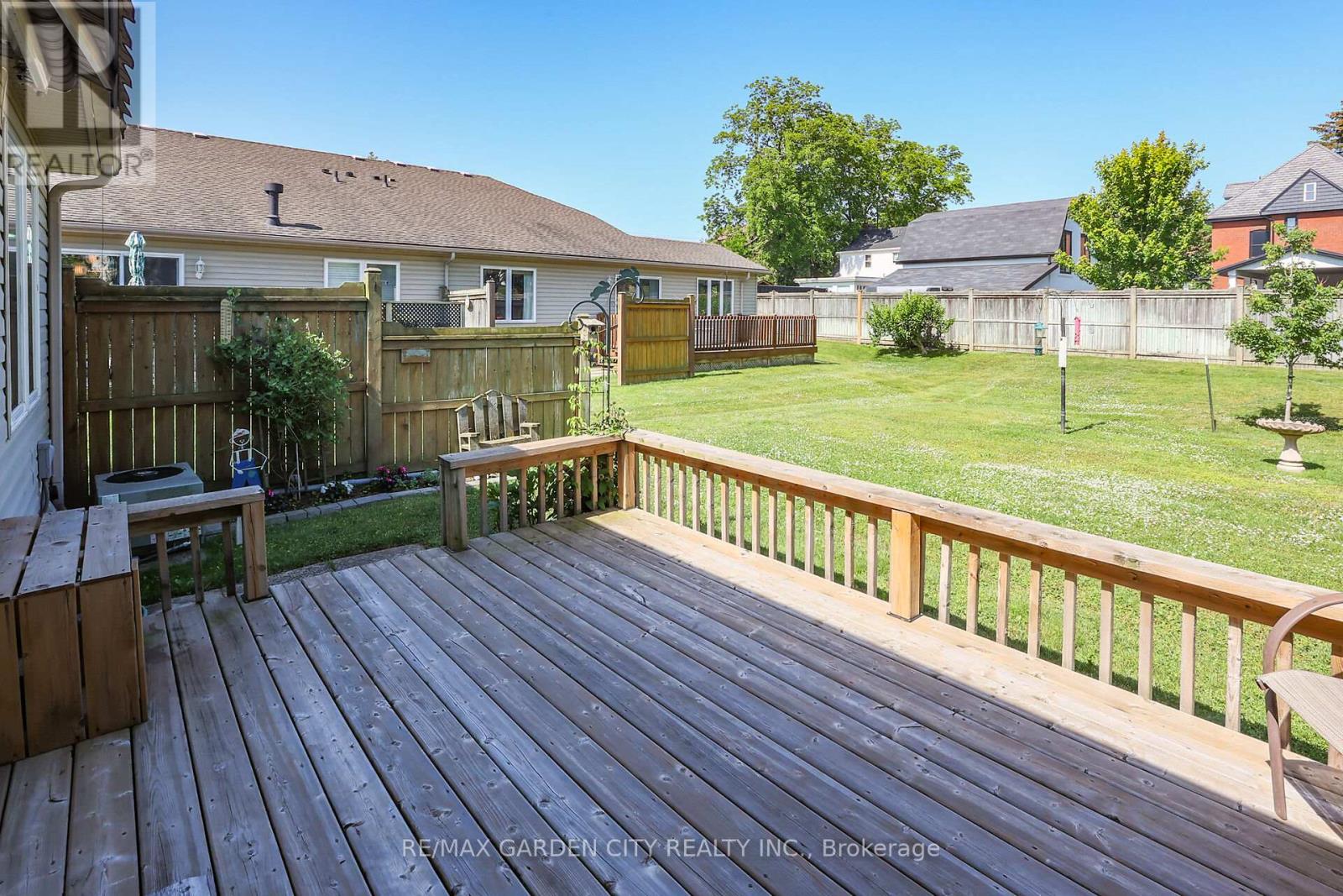Photo 24 of 27 303 Central Avenue, Grimsby ON