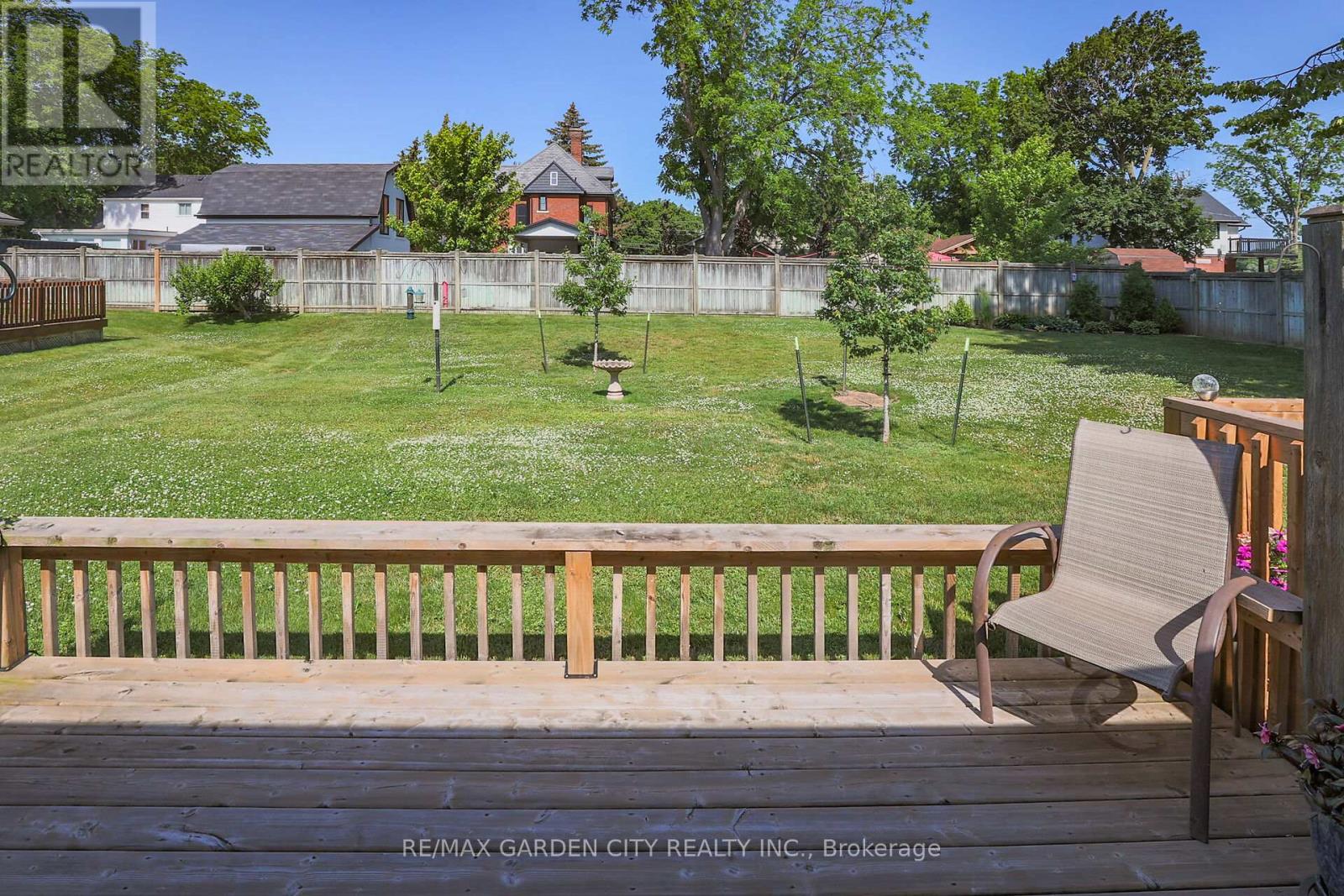 Photo 25 of 27 303 Central Avenue, Grimsby ON