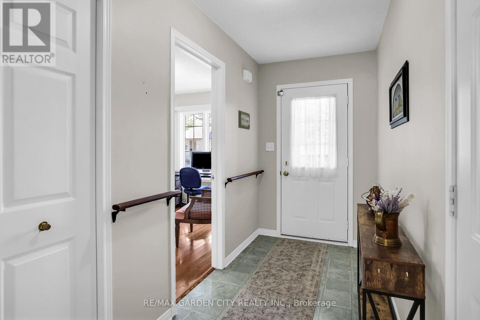 Photo 3 of 27 303 Central Avenue, Grimsby ON