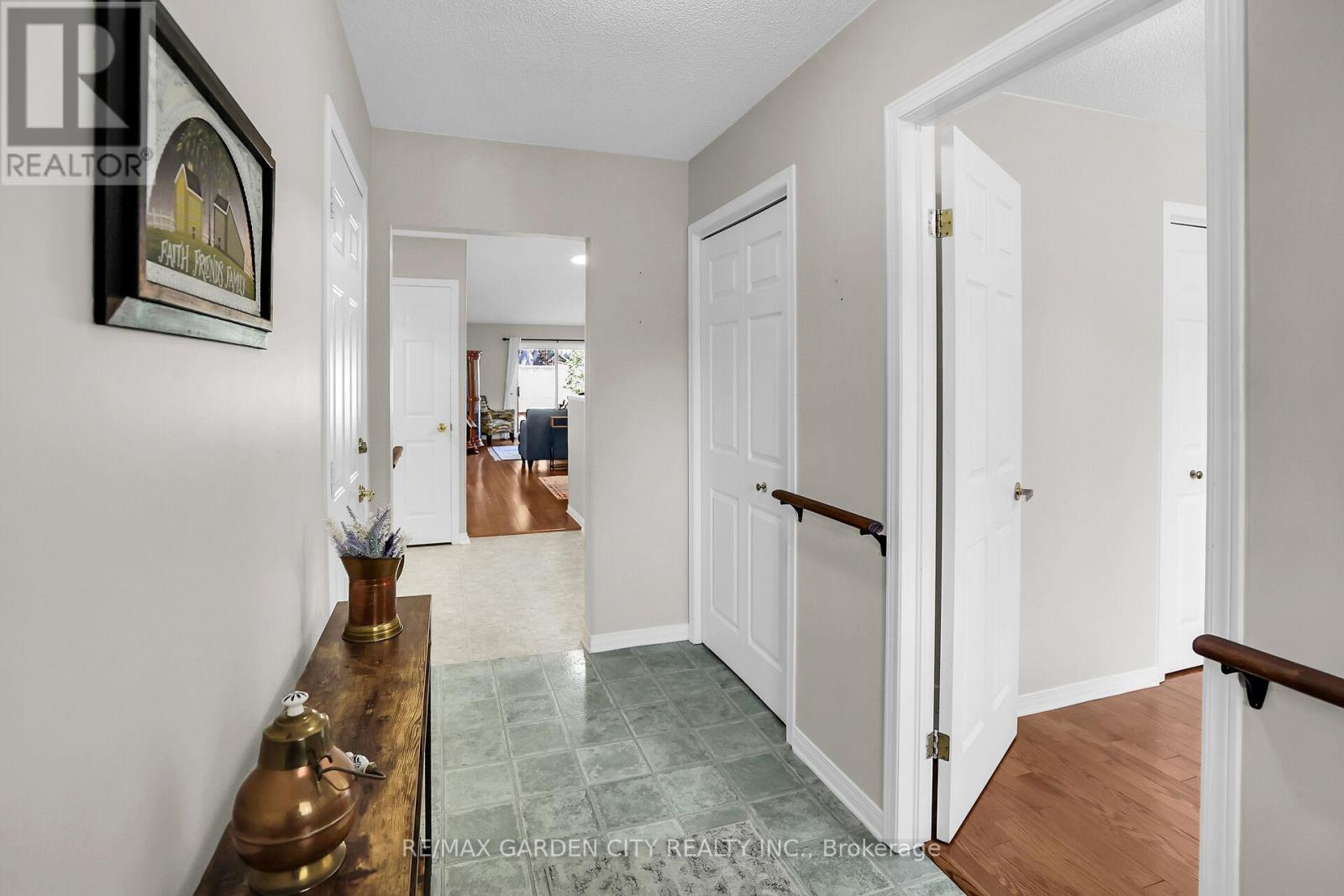 Photo 4 of 27 303 Central Avenue, Grimsby ON