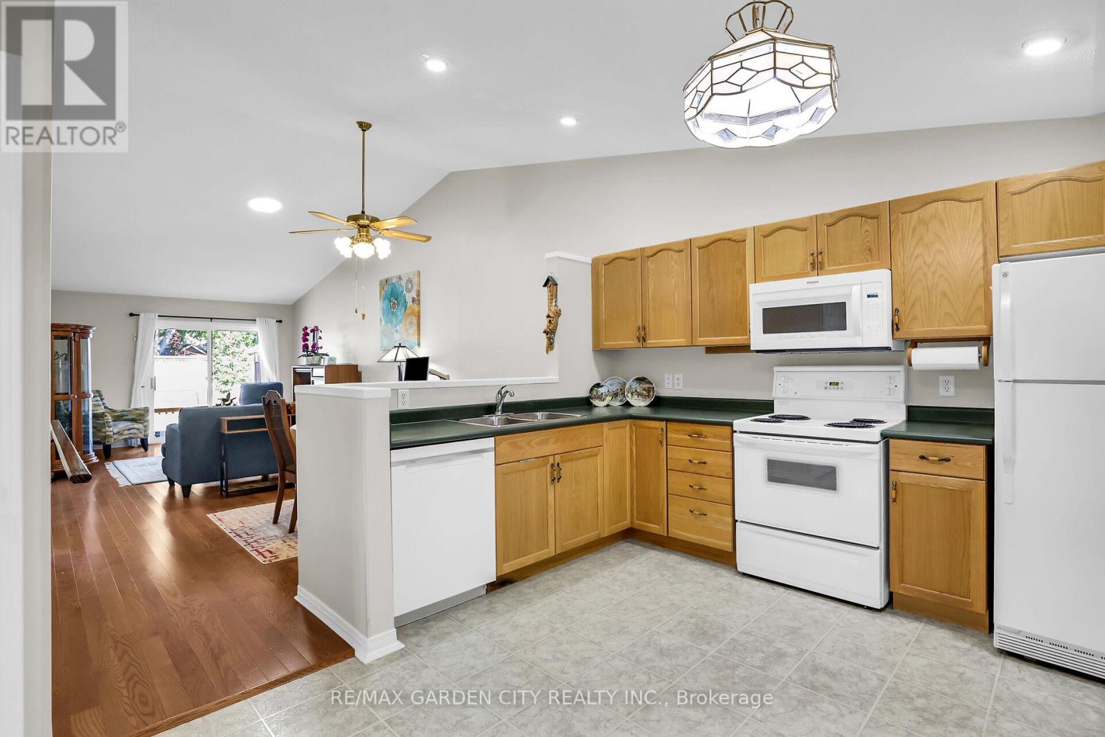 Photo 5 of 27 303 Central Avenue, Grimsby ON