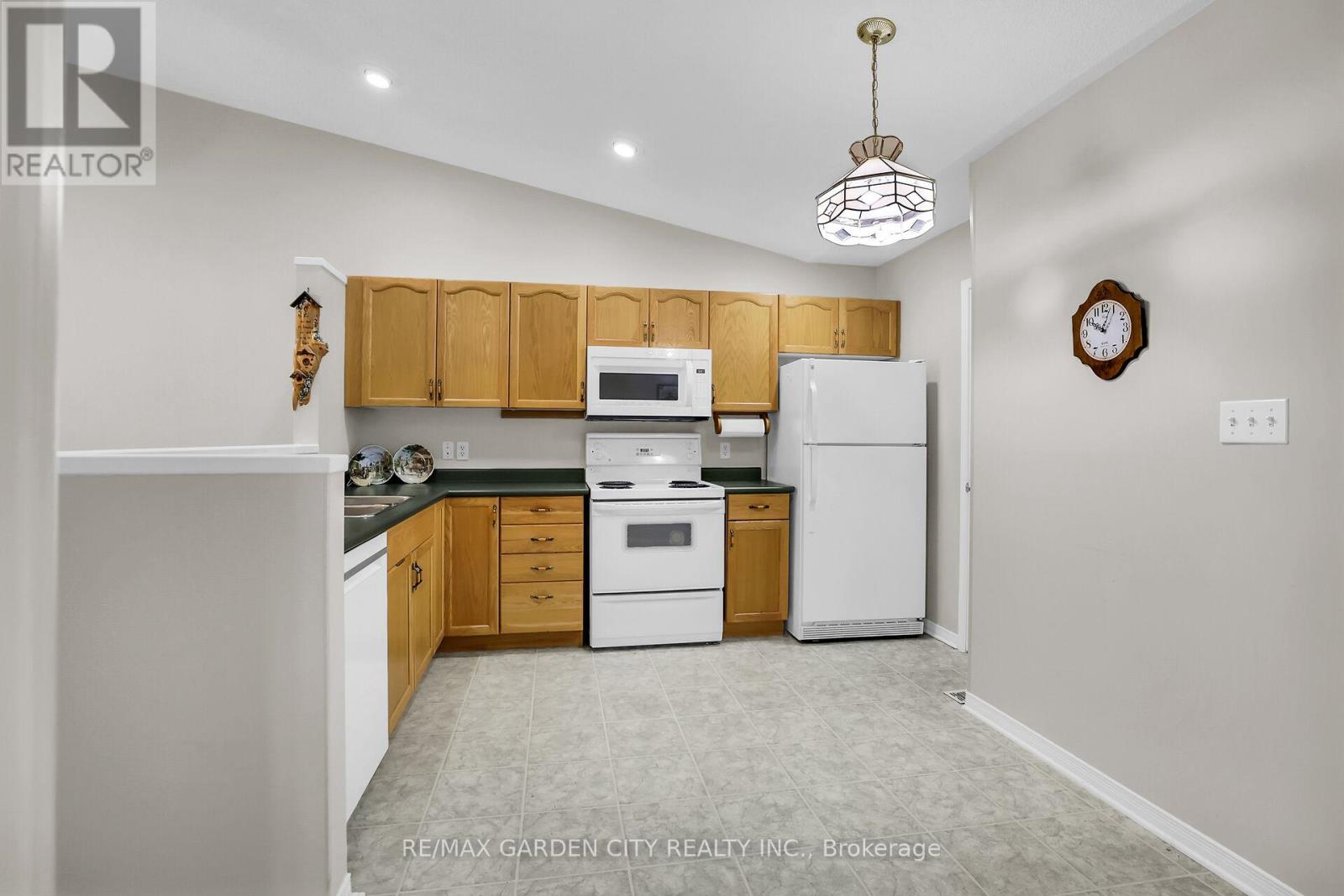 Photo 6 of 27 303 Central Avenue, Grimsby ON