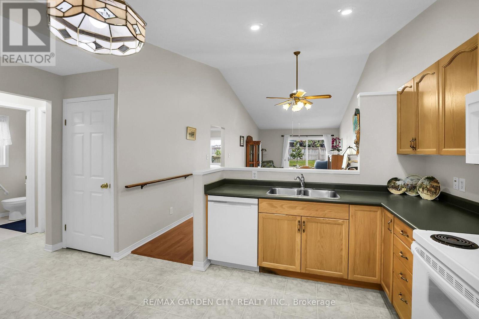 Photo 7 of 27 303 Central Avenue, Grimsby ON