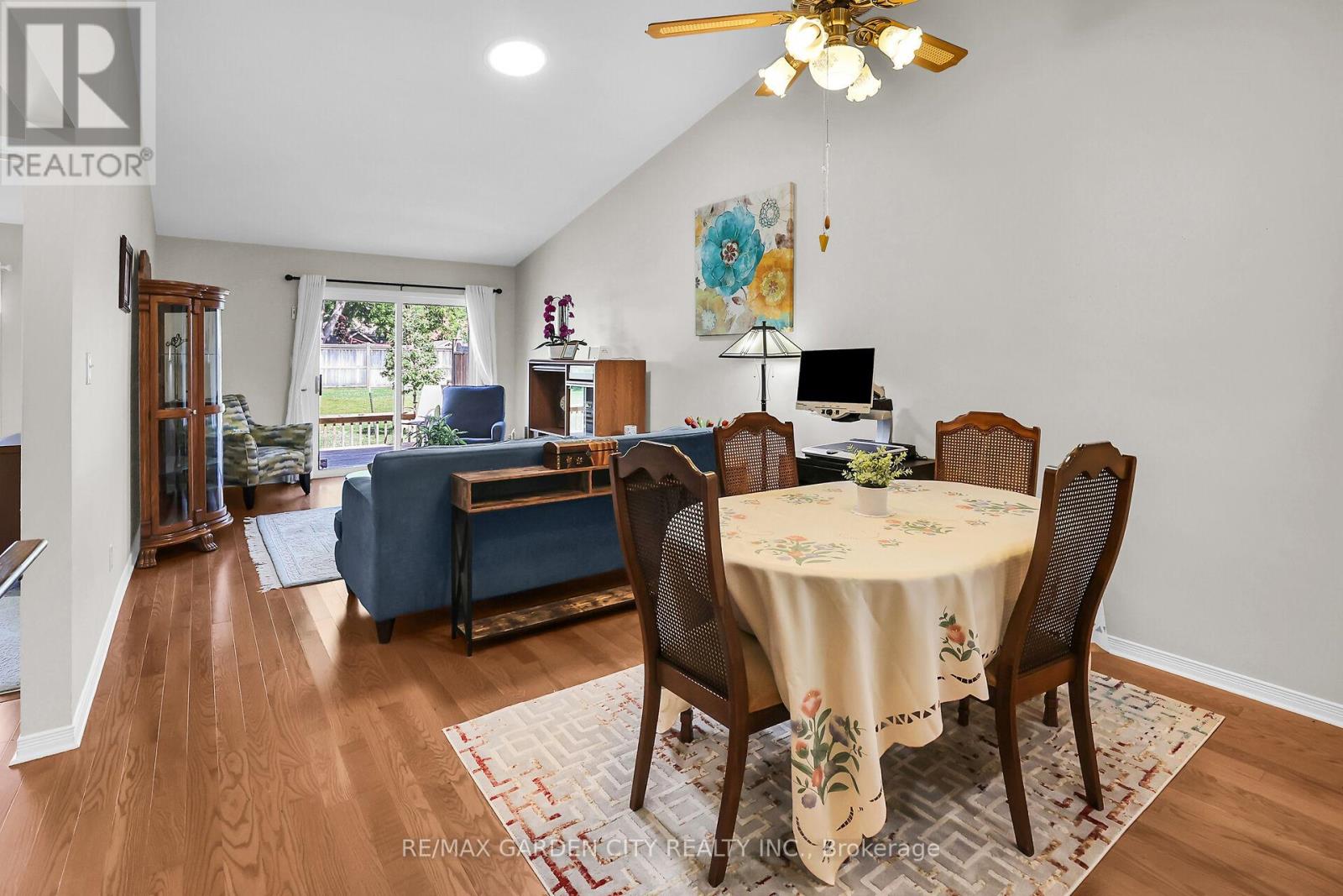 Photo 8 of 27 303 Central Avenue, Grimsby ON