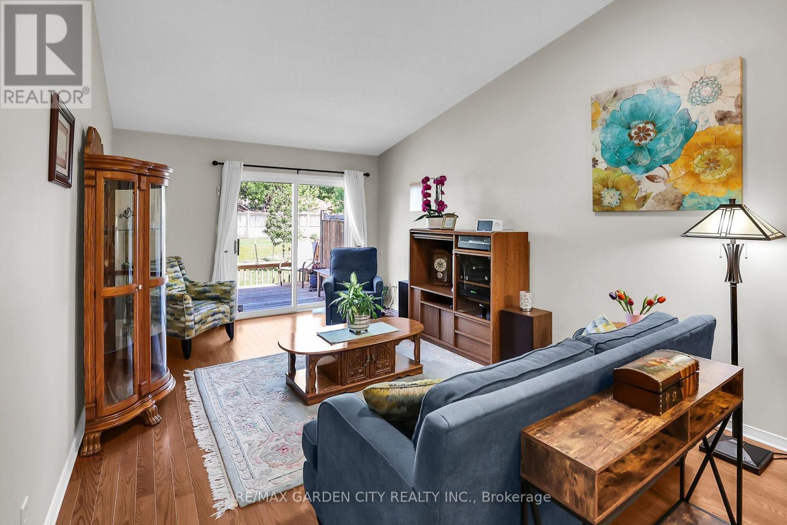 Photo 9 of 27 303 Central Avenue, Grimsby ON
