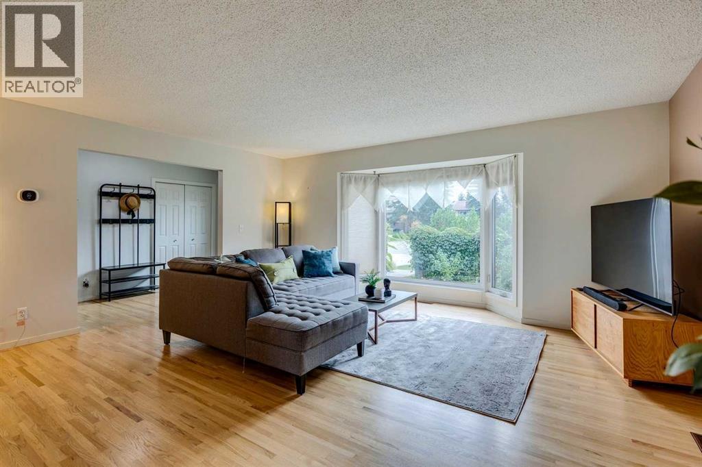 Photo 4 of 32 Brookpark Rise Sw, Calgary AB
