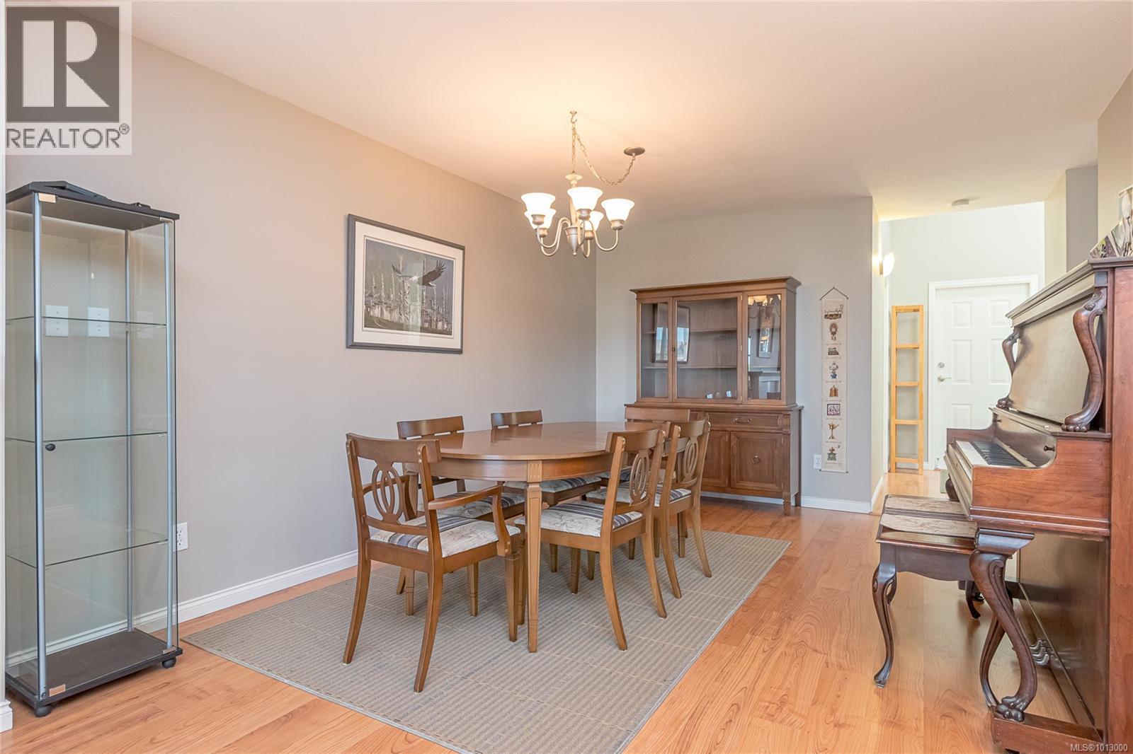 Photo 11 of 5998 Waterton Dr, Nanaimo BC