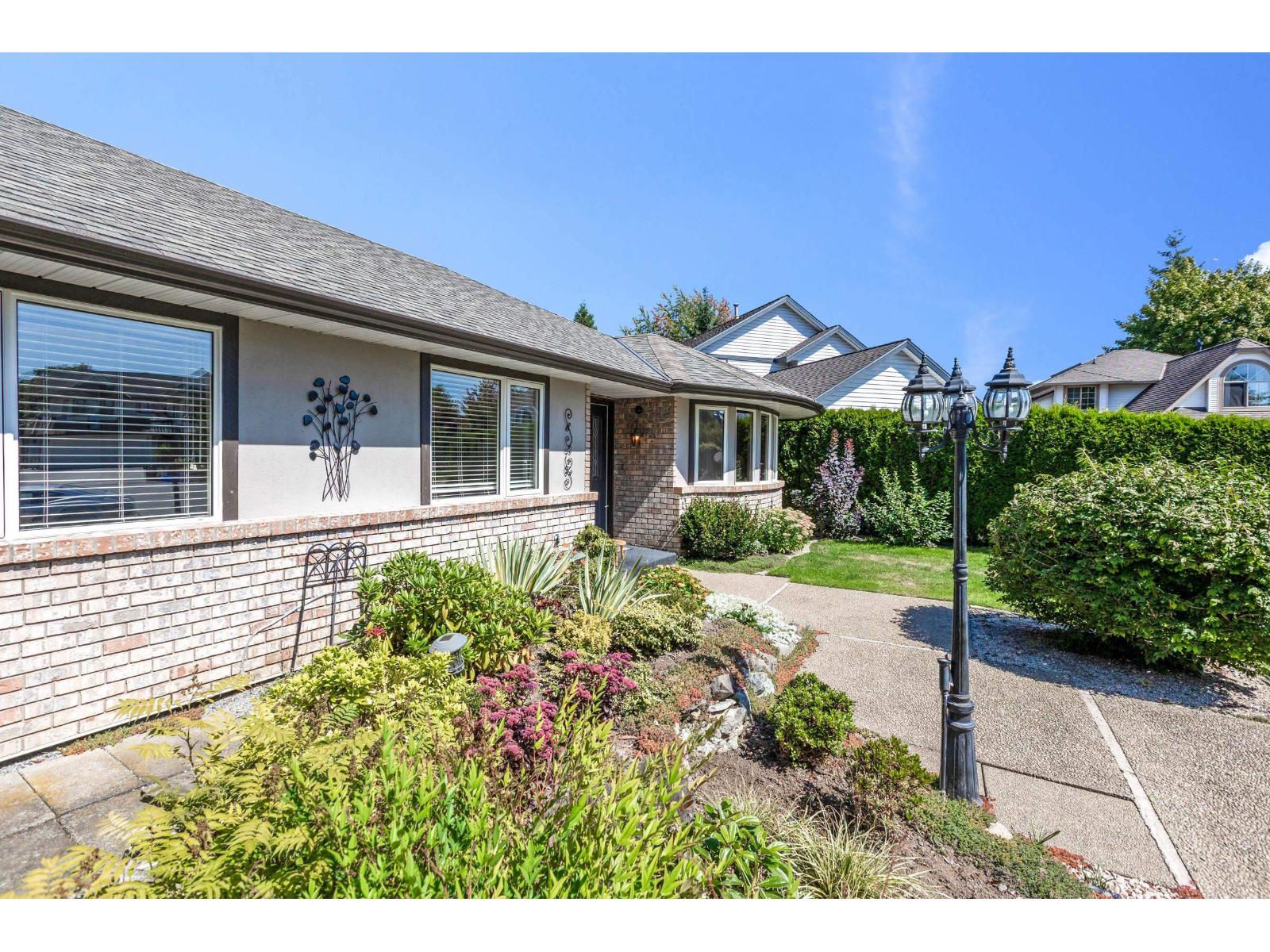 Photo 3 of 22167 46 Avenue, Langley BC