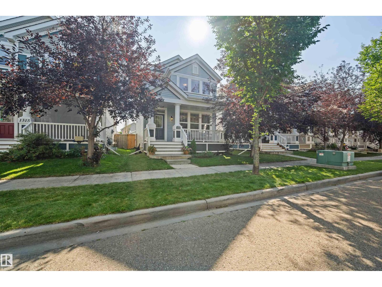 Photo 2 of 1319 74 St Sw, Edmonton AB