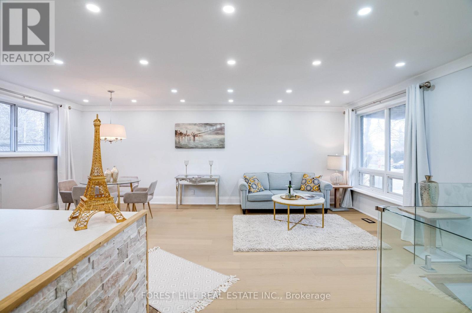 Photo 12 of 1 Willis Drive, Aurora ON