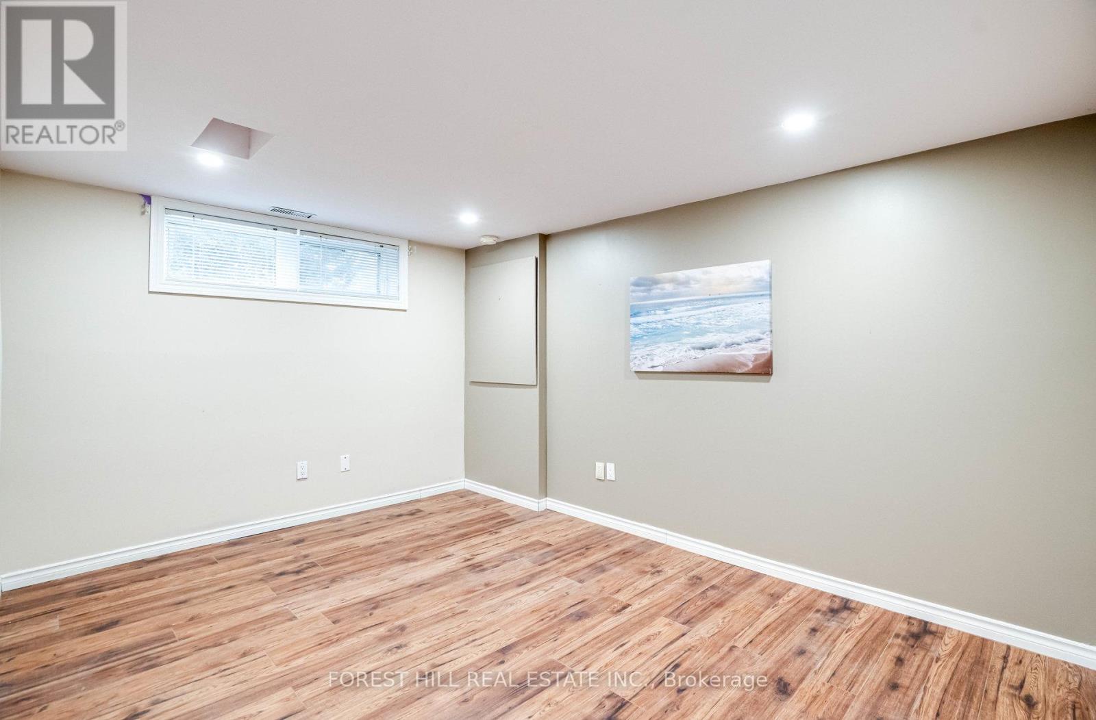 Photo 23 of 1 Willis Drive, Aurora ON