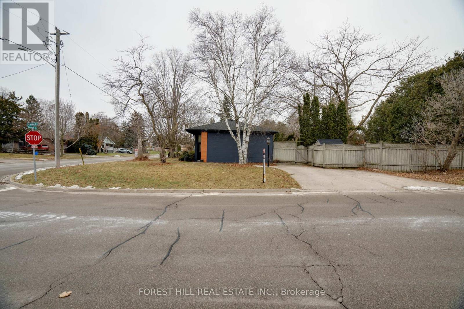 Photo 25 of 1 Willis Drive, Aurora ON