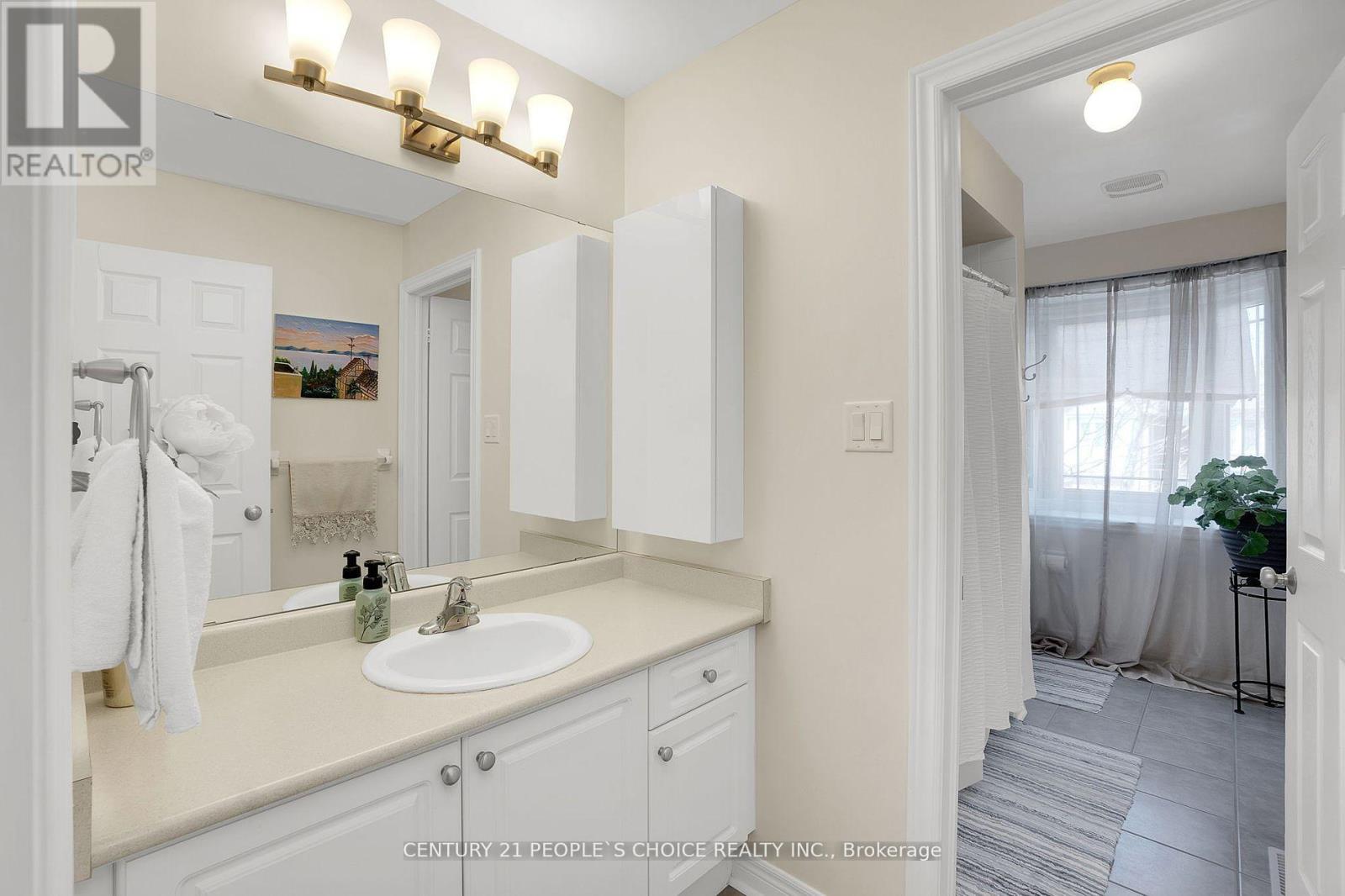 Photo 17 of 160 Carrier Crescent, Vaughan ON