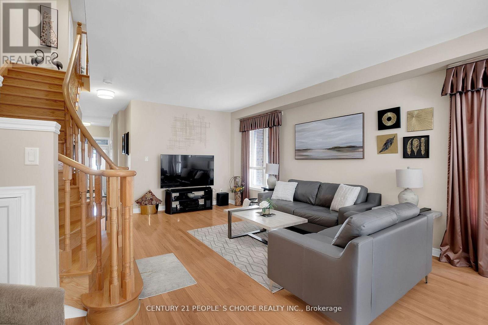 Photo 5 of 160 Carrier Crescent, Vaughan ON