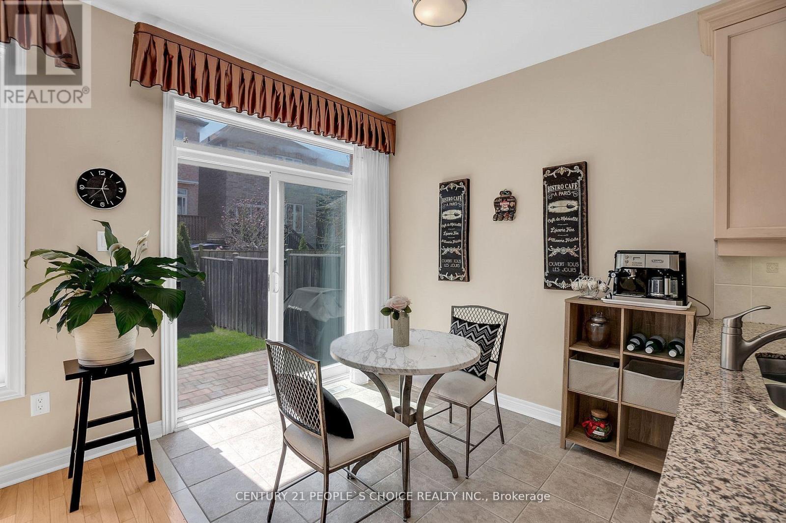 Photo 8 of 160 Carrier Crescent, Vaughan ON