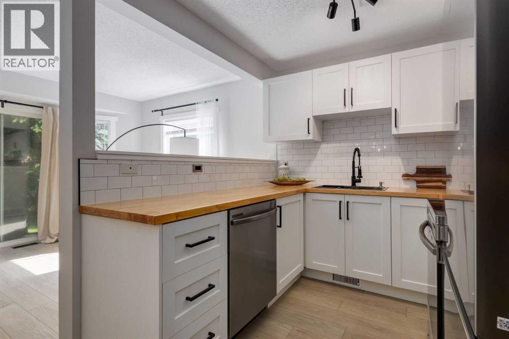 Photo 2 of 16 Millrise Green Sw, Calgary AB